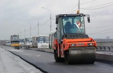 На Октябрьском мосту в Ярославле началась асфальтировка полосы движения по направлению в центр