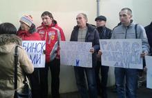 Известные горожане c транспарантами пришли поддержать мэра Рыбинска Ярославской области. С фото