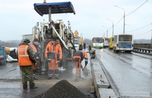 На Октябрьском мосту в Ярославле зачищают и заливают бетоном швы. Фоторепортаж