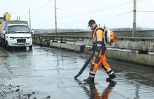 На Октябрьском мосту в Ярославле зачищают и заливают бетоном швы. Фоторепортаж