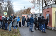 В Ярославле болельщики стоят в очереди, чтобы купить билеты на матч «Шинник» - «Спартак». С фото