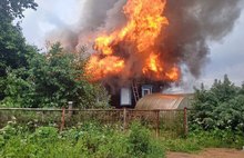 В ярославской деревне дом сгорел из-за удара молнии
