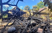 В ярославской деревне дом сгорел из-за удара молнии