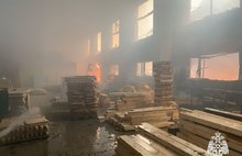 В Ярославской области горел цех по производству мебели