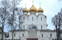 С изразцовой иконы на Успенском соборе в Ярославле начали снимать леса. С фото