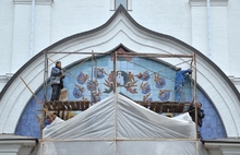 С изразцовой иконы на Успенском соборе в Ярославле начали снимать леса. С фото