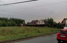 В поселке Красный Бор под Ярославлем упавшая труба перекрыла дорогу 
