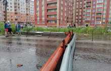 В поселке Красный Бор под Ярославлем упавшая труба перекрыла дорогу 