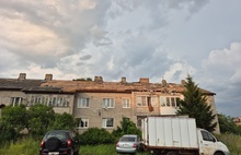 В поселке под Ярославлем у жилых домов снесло кровли