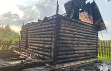 Под Ярославлем два строения сгорели из-за удара молнии