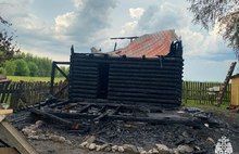 Под Ярославлем два строения сгорели из-за удара молнии