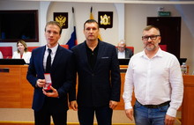 В Думе вручены награды ярославским волонтерам, помогающим бойцам СВО