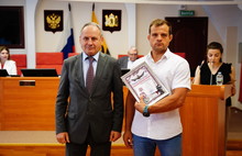 В Думе вручены награды ярославским волонтерам, помогающим бойцам СВО