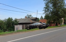 В Ярославской области фура врезалась в деревенский дом