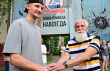 Кубок Гагарина привезли к дому Иван Ткаченко в Ярославле