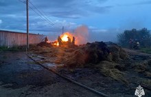 Под Ярославлем сгорели 64 рулона соломы