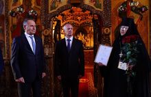 Председатель Яроблдумы наградил настоятельницу Николо-Сольбинского монастыря