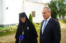 Председатель Яроблдумы наградил настоятельницу Николо-Сольбинского монастыря