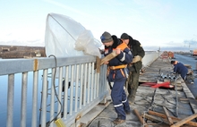 На Октябрьском мосту завершается установка новых перильных ограждений. Фоторепортаж