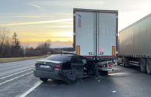 На М-8 в Ярославской области легковушка влетела в стоящий грузовик