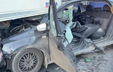 На М-8 в Ярославской области легковушка влетела в стоящий грузовик