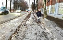 Ярославцы просят отремонтировать заполненный грязью и разбитый тротуар