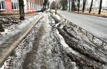 Ярославцы просят отремонтировать заполненный грязью и разбитый тротуар