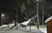 В ярославском райцентре из-за неубранного снега рухнула сцена в парке