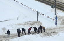 В Рыбинске жители дома самостоятельно освобождают дорогу от снежного плена