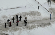 В Рыбинске жители дома самостоятельно освобождают дорогу от снежного плена