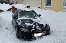 В Рыбинске снег рухнул на «Ауди» туристов из Череповца