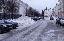 Ярославские водители заняли закрытую улицу под бесплатные парковки