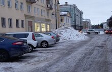 Ярославские водители заняли закрытую улицу под бесплатные парковки