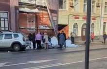 В центре Ярославля снег с крыши рухнул на людей
