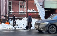 В центре Ярославля снег с крыши рухнул на людей