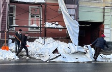 В центре Ярославля снег с крыши рухнул на людей