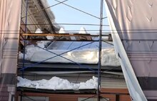 В Ярославле госпитализировали пострадавшую от схода снега