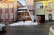 В Ярославле госпитализировали пострадавшую от схода снега