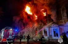 В Ярославле полыхает многоквартирный дом на Стачек