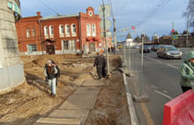 Пешеходы в центре Ярославля вынуждены идти по проезжей части