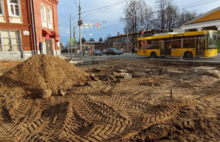 Пешеходы в центре Ярославля вынуждены идти по проезжей части