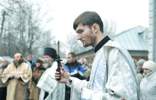 На храме Святых апостолов Петра и Павла в Ярославле установили крест. Фоторепортаж