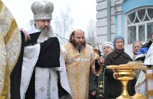 На храме Святых апостолов Петра и Павла в Ярославле установили крест. Фоторепортаж