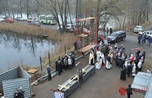 На храме Святых апостолов Петра и Павла в Ярославле установили крест. Фоторепортаж