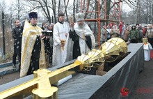 На храме Святых апостолов Петра и Павла в Ярославле установили крест. Фоторепортаж