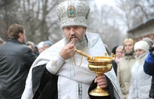 На храме Святых апостолов Петра и Павла в Ярославле установили крест. Фоторепортаж