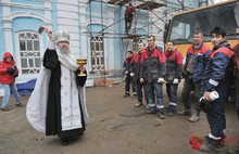 На храме Святых апостолов Петра и Павла в Ярославле установили крест. Фоторепортаж