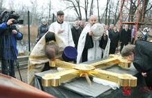 На храме Святых апостолов Петра и Павла в Ярославле установили крест. Фоторепортаж