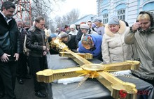 На храме Святых апостолов Петра и Павла в Ярославле установили крест. Фоторепортаж