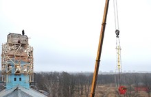 На храме Святых апостолов Петра и Павла в Ярославле установили крест. Фоторепортаж